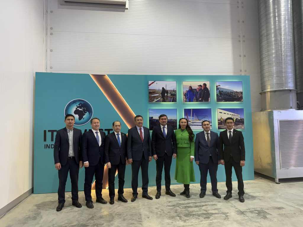 Фотография с государственными руководителями и организаторами на месте мероприятия