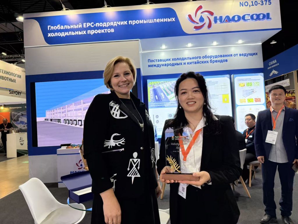 Директор международного бизнеса Haocool с организаторами выставки