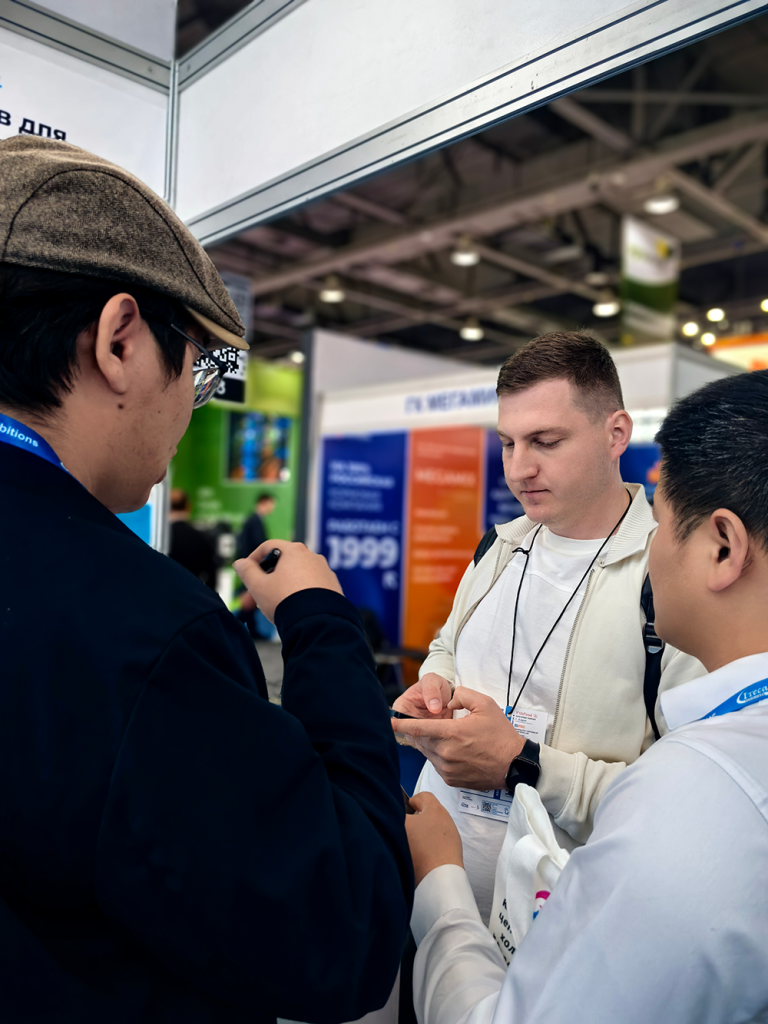 Общение с клиентами на выставке