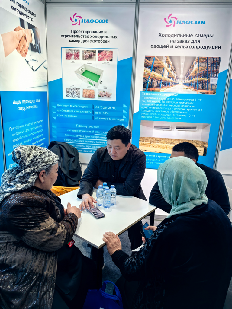 Показ холодильного оборудования клиентам на выставке