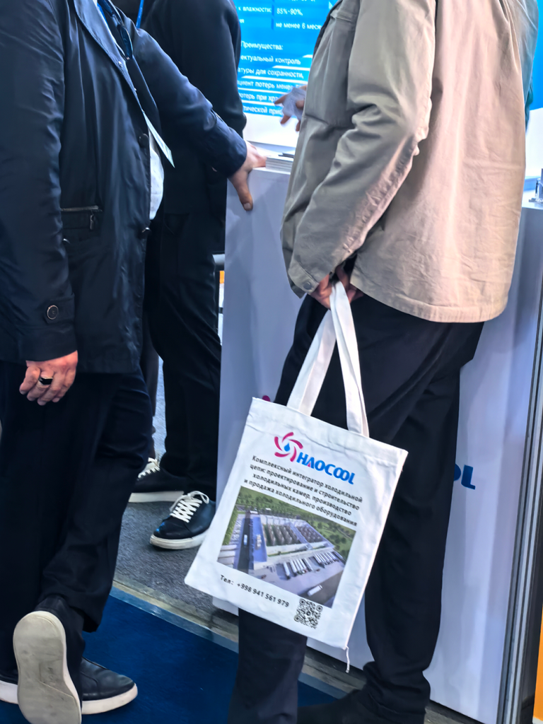 Клиенты с фирменными сумками Haocool