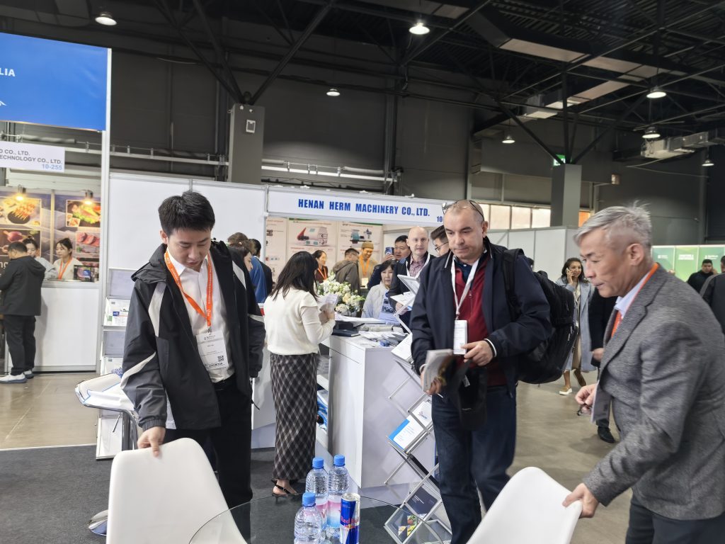 Региональный менеджер консультирует клиентов по холодильным складам