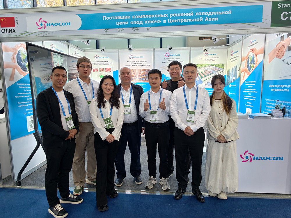 Фото совместное команды Узбекистана на выставке