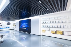 Приёмно-выставочный зал штаб-квартиры Haocool Стена сертификатов в приемном зале штаб-квартиры Haocool