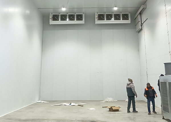 Реальное фото внутри большого холодильного склада в Атырау