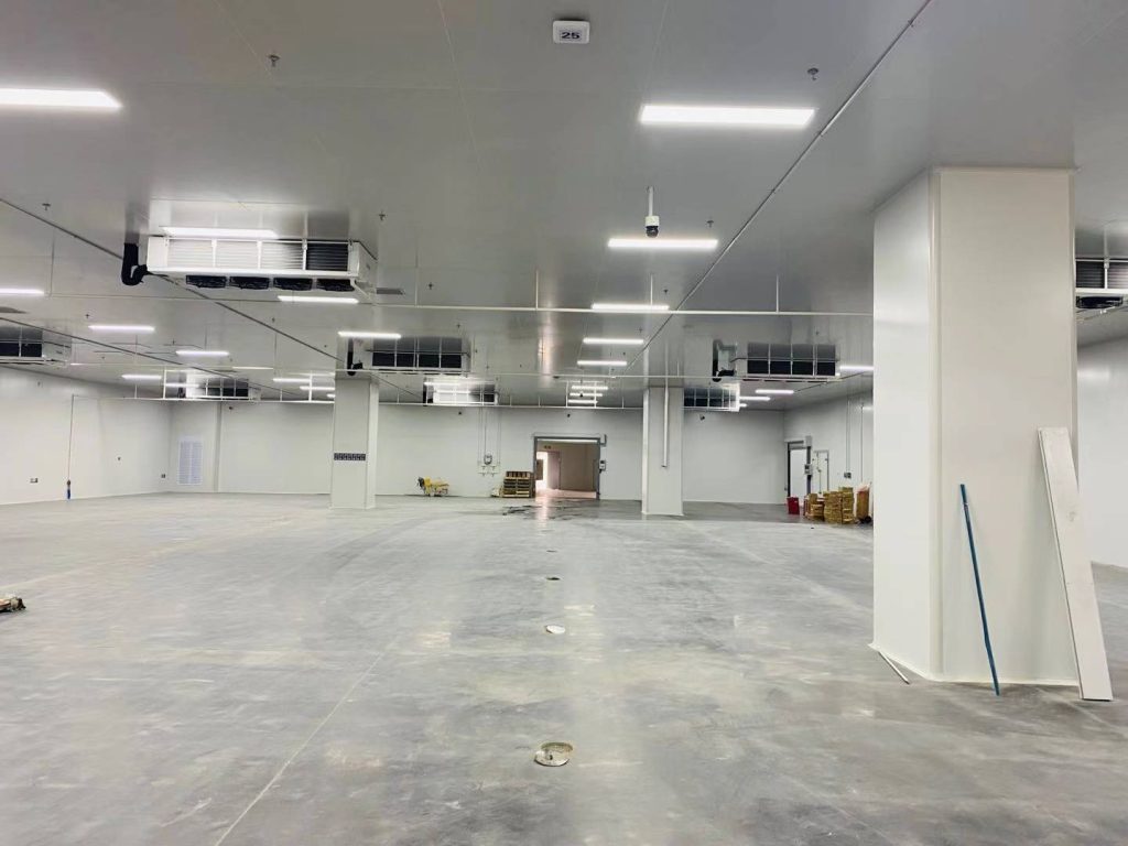 Панорамный вид внутри холодильного склада