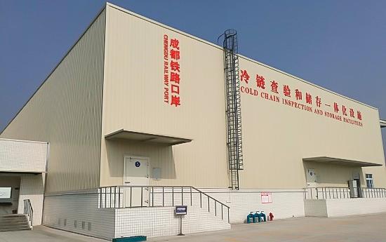 Наружный вид логистического холодильного склада на импортно-экспортном порту