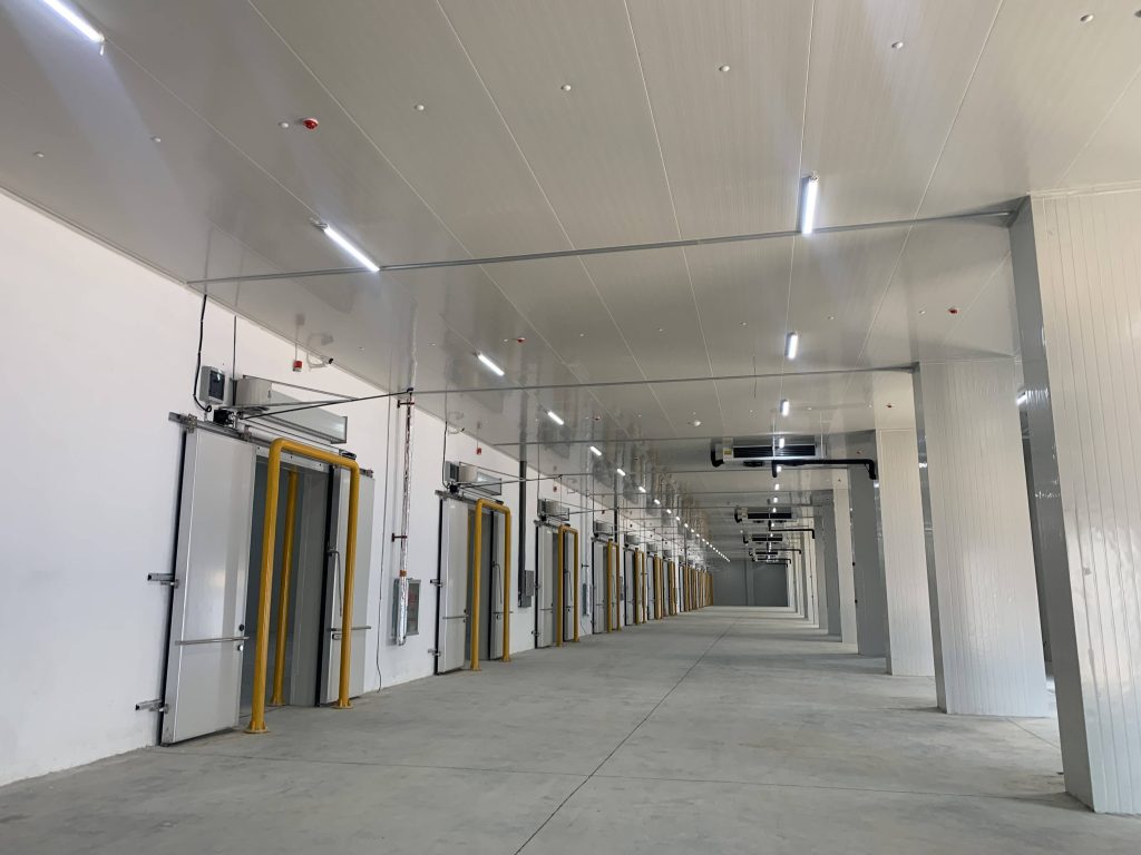 Проход в холодильном складе логистики JD