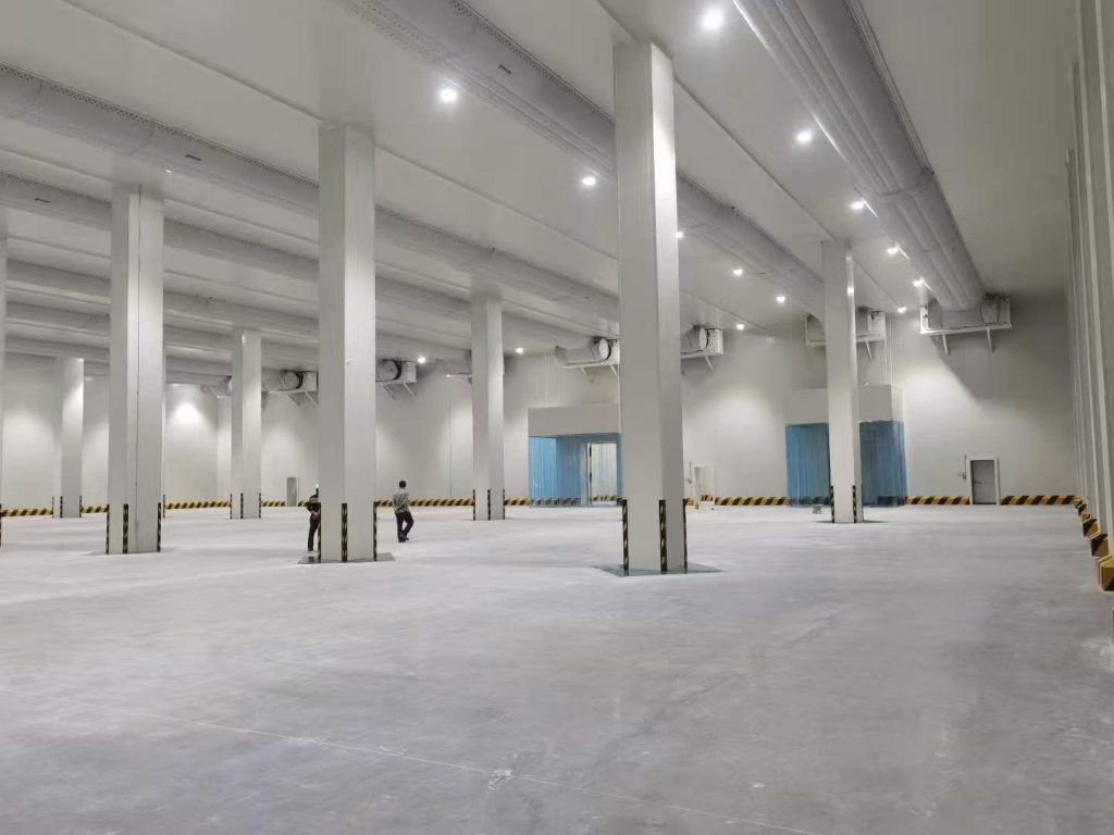 Внутренние фотографии холодильного склада крупной цыплятобойни