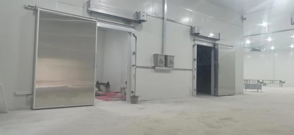 Реальное фото внутри холодильного склада скотобойни