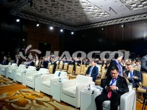 Участники занимают свои места в зале