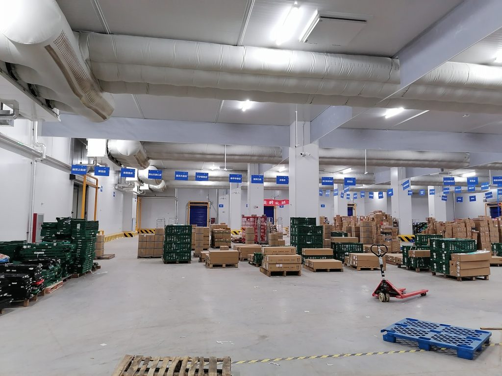 Реальное фото внутреннего пространства холодильного склада Freshippo