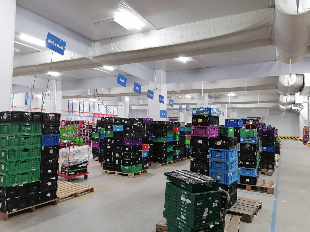 Реальное фото рабочего склада Freshippo