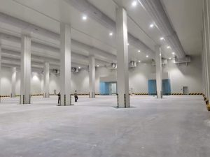 Внутренние фотографии холодильного склада крупной цыплятобойни