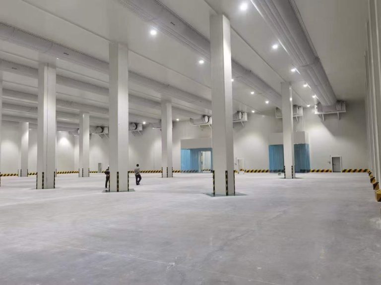 Внутренние фотографии холодильного склада крупной цыплятобойни