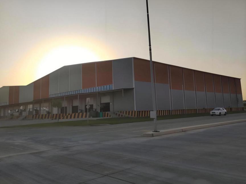 Реальное фото внешнего вида холодильного склада большого логистического парка