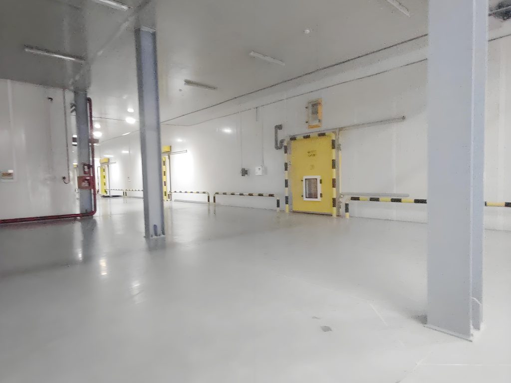 Реальное фото внутри холодильного склада большого логистического парка